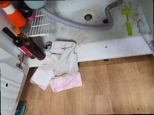 미추홀구 주안3동 하수구막힘 배수구 주변과 트랩 상태를 확인하는 점검 모습