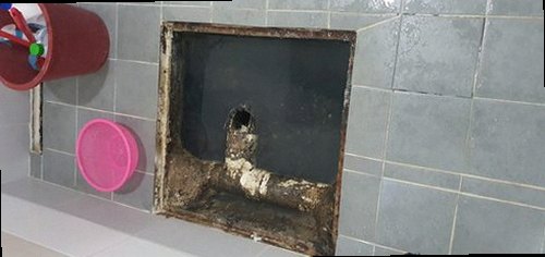 미추홀구 용현동 하수구막힘 배수구 주변의 역류와 물 고임 상태를 확인하는 모습