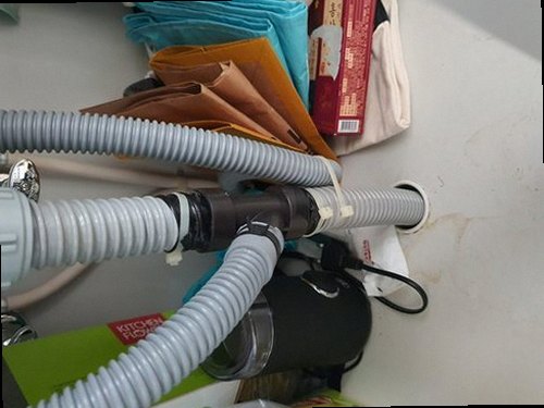 미추홀구 문학동 하수구막힘 배수구 주변의 물 고임과 오염 상태를 확인하는 모습